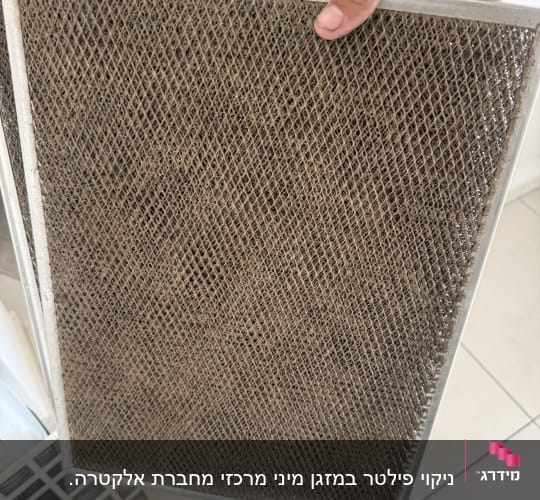 מסנן אוויר מלוכלך מוחזק ביד
